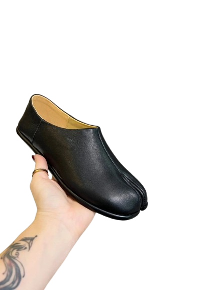 Maison Margiela Black Leather Tabi Split-Toe Shoes Unisex